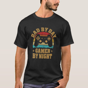 Mens Dad By Day Gamer By Night Funny Dad Jokes Vin T-Shirt