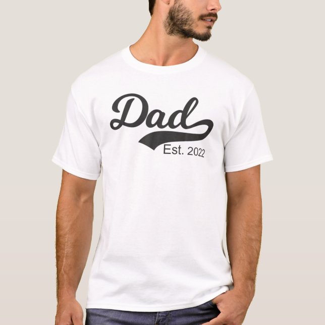Mens Dad Est. 2022 Funny Pregnancy Announce Father T-Shirt (Front)