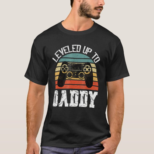 Mens I Leveled Up To Dad 2023 Promoted To Daddy Le T-Shirt (Front)