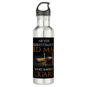 Mens Never Underestimate An Old Man Who Smokes Cig 710 Ml Water Bottle