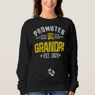 Mens Promoted To Grandpa 2023 First Time New Dad Sweatshirt