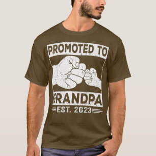Mens Promoted to Grandpa 2023 Funny New Grandfathe T-Shirt
