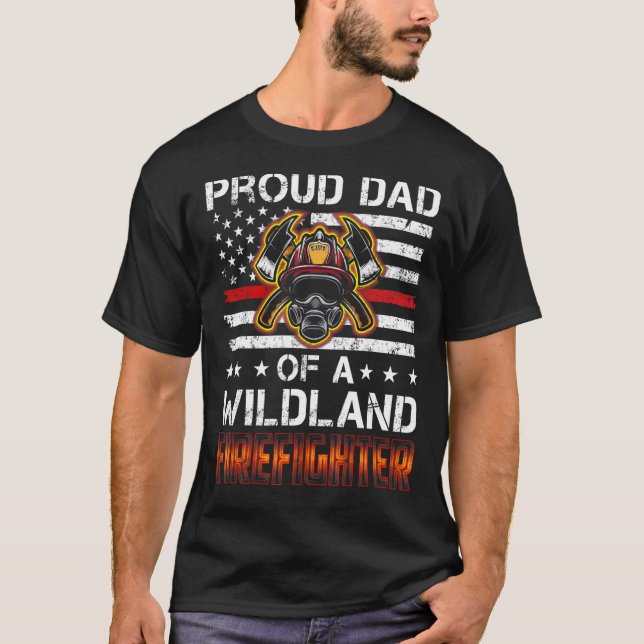 Mens Red Line Flag  Proud Dad of a Wildland Firefi T-Shirt (Front)