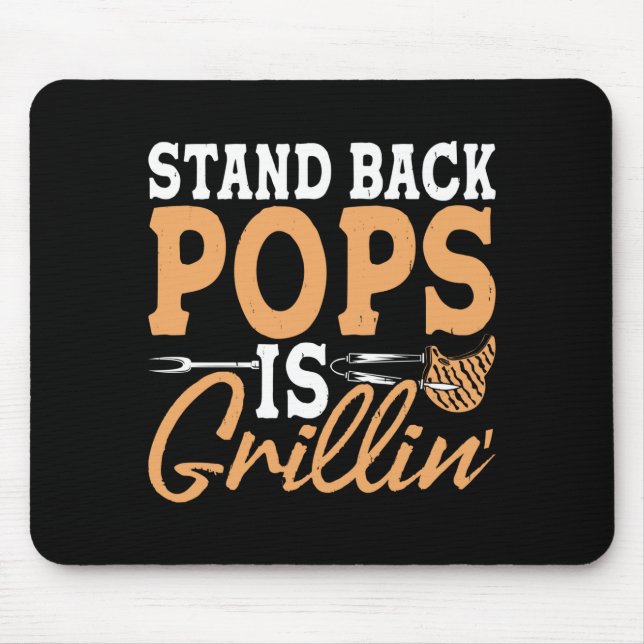 Mens stand back pops is grillin bbq dad grilling mouse mat (Front)