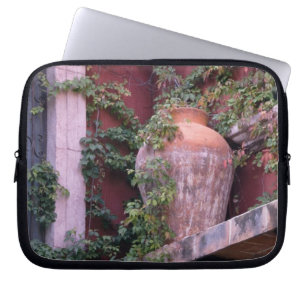 Mexico, San Miguel de Allende, Ivy, clay pot, Laptop Sleeve