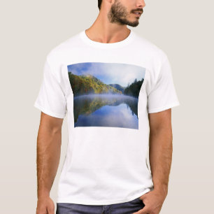 Millcreek Lake and autumn colours at sunrise, T-Shirt