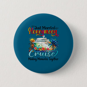 Minimal Honeymoon Cruise 2026 Just Married 6 Cm Round Badge