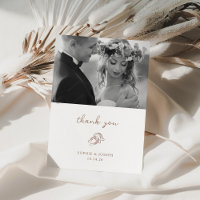 Minimal Horseshoe | Brown and White Wedding Photo