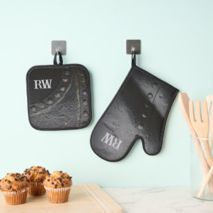 Minimalist black metal oven mitt & pot holder set