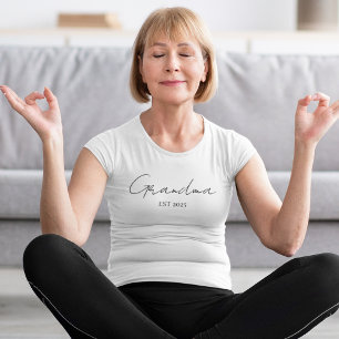 Minimalist Grandma EST 2025 Custom Gift Maternity T-Shirt