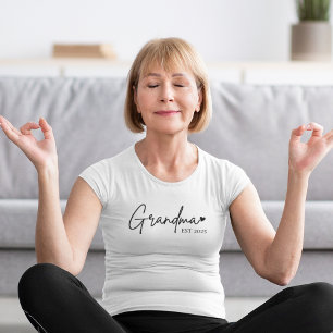 Minimalist Grandma EST   New Grandma Gift T-Shirt