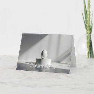 Minimalistisches Osterei auf modernem Podest Card