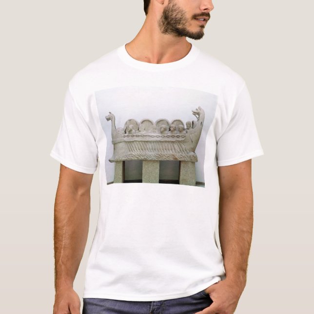 Model of a ship transporting wine on the T-Shirt (Front)