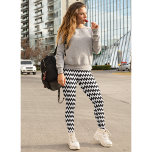 Modern Chic Geometric Black White Zig Zag Pattern Leggings<br><div class="desc">Custom, modern, cool, chic, stylish, breatheable, hand sewn, black and white geometric zig zag pattern womens full length fashion workout sports yoga gym running leggings pants, that stretches to fit your body, hugs in all the right places, bounces back after washing, and doesn't lose their shape on repeated wear. Makes...</div>