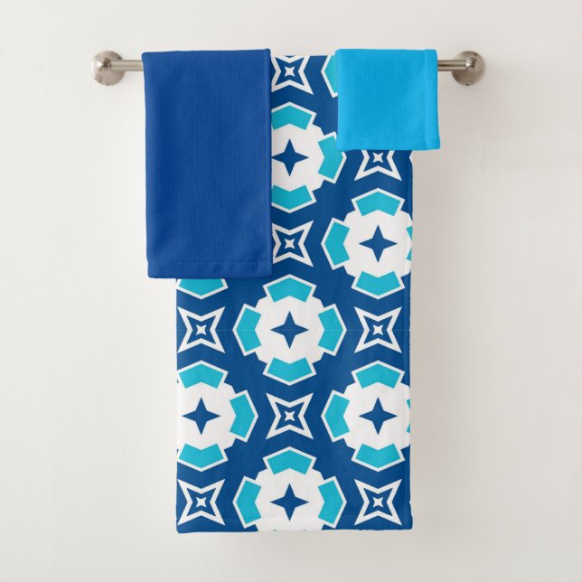 Modern Geometric Blue and White Quatrefoil Pattern Bath Towel Set (Insitu)