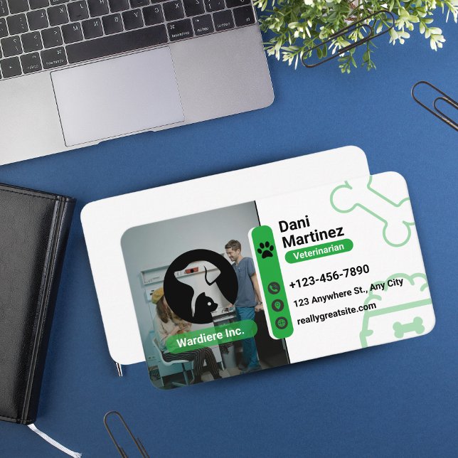 Modern Vet Animal Hospital – Black & Green  Business Card (Modern Vet Clinic Business Card – White & Green )