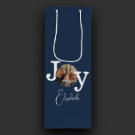 Modern Vintage Typewriter Family Christmas Photo Wine Gift Bag<br><div class="desc">Presenting the Modern Vintage Typewriter Family Christmas Photo Wine Gift Bag – a delightful way to elevate your holiday celebrations with a touch of modern elegance and personalised sentiment. This navy blue wine gift bag embodies the essence of modern minimalist greeting gift bags, blending simplicity and sophistication effortlessly. It's not...</div>