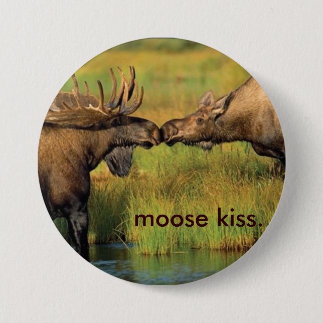 Moose Kiss 7.5 Cm Round Badge (Front)