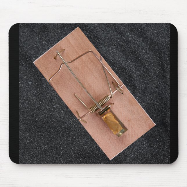 Mouse trap with peanut butter bait mouse mat (Front)