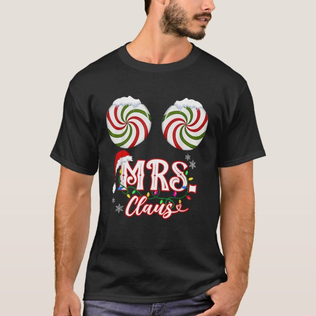 Mr and Mrs Claus Couple Peppermint Candies Xmas Li T-Shirt (Front)