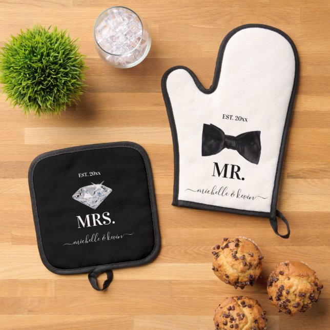 Mr. & Mrs. Wedding Black & White Oven Mitt & Pot Holder Set (Top Down)