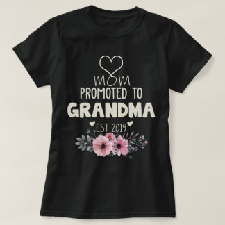 Mum Promoted to grandma est 2019 T-Shirt