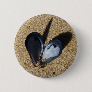 mussel heart 6 cm round badge