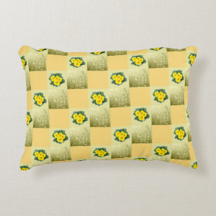 Muster aus Quadraten und gelben Blüten Decorative Cushion