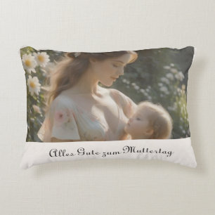 Muttertag – Eine zärtliche Umarmung im Garten Decorative Cushion