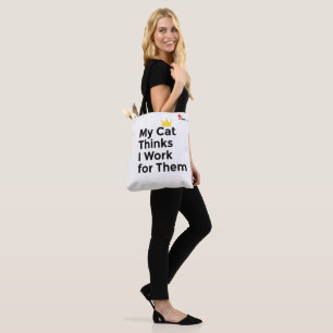 My Cat Thinks I Work for Them – Funny Cat Lover De Tote Bag