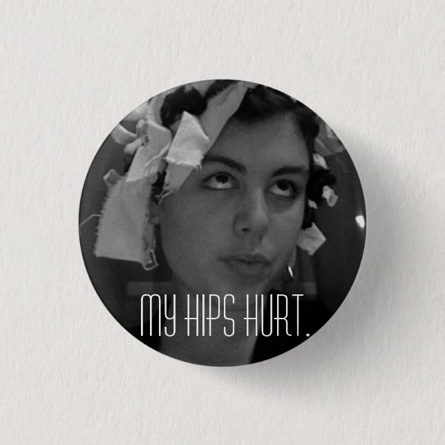 MY HIPS HURT 3 CM ROUND BADGE (Front)