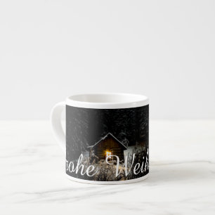 Mystische Hütte im tiefen Wald, Weihnachten Espresso Cup