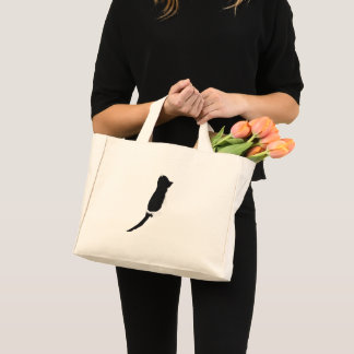 Myxa: A Tiny Kitty on a Tiny Tote