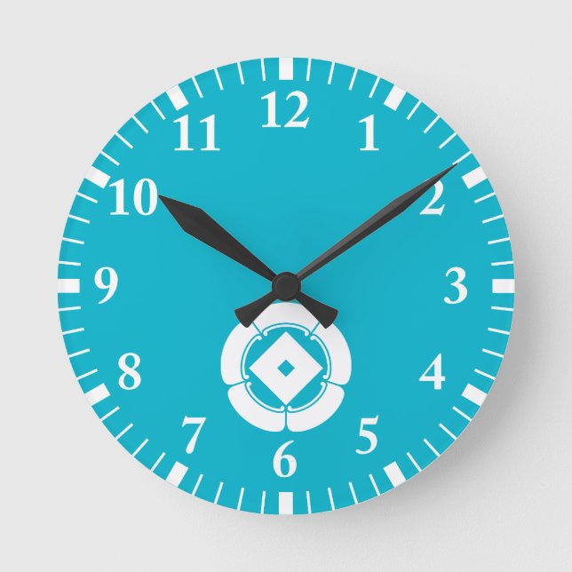 Nail puller in goka round clock (Front)