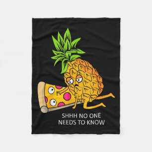 Ne Belongs On Zza Lover Funny Food Pun Fleece Blanket