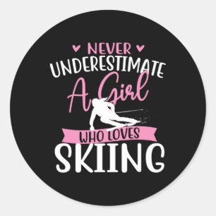 Never Underestimate A Girl Who Loves Skiing - Skie Classic Round Sticker