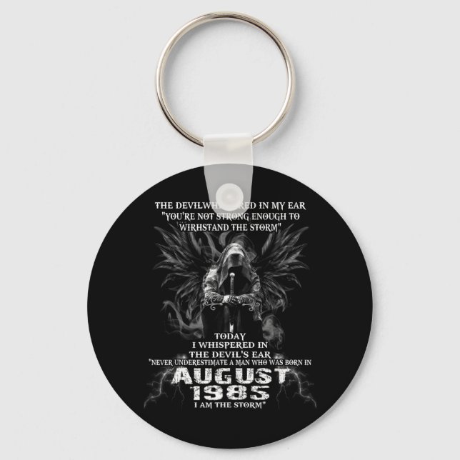 Never Underestimate A Man Born In AUGUST 1985 Neve Key Ring (Front)