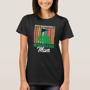 Never underestimate a Minigolfing Mom Mini Golf Mo T-Shirt