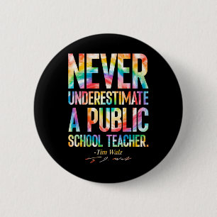 Never Underestimate A Public School Teacher - Tie 6 Cm Round Badge
