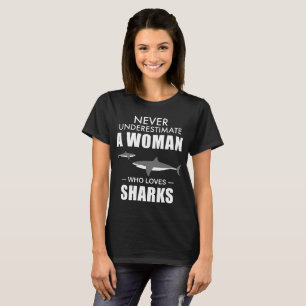 never underestimate a woman who loves shark ts-shi T-Shirt