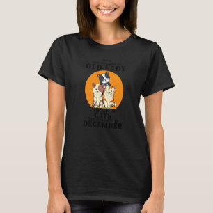 Never Underestimate An Old Lady Who Loves Cats Bor T-Shirt
