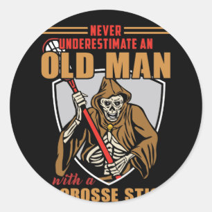 NEVER UNDERESTIMATE AN OLD MAN A LACROSSE STICK CLASSIC ROUND STICKER