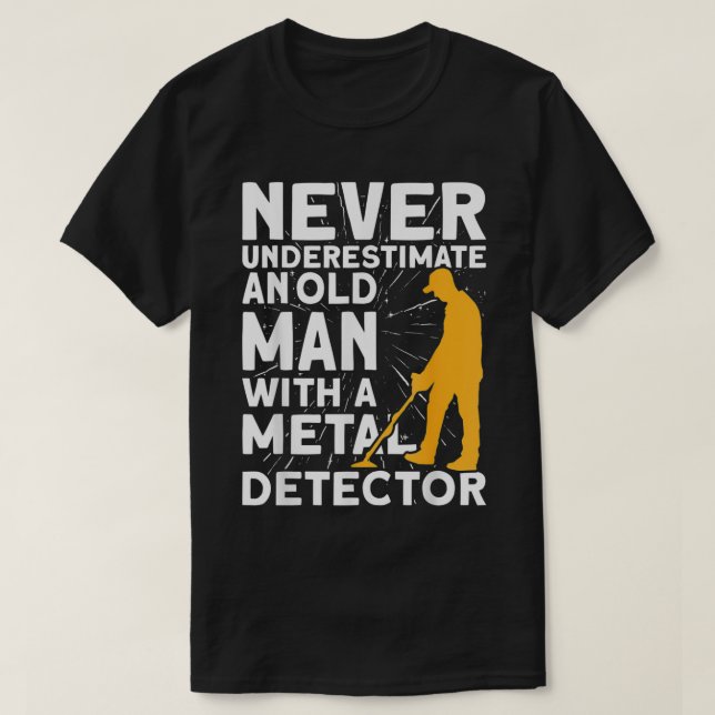 Never underestimate an old Man Metal Detecting  T-Shirt (Design Front)