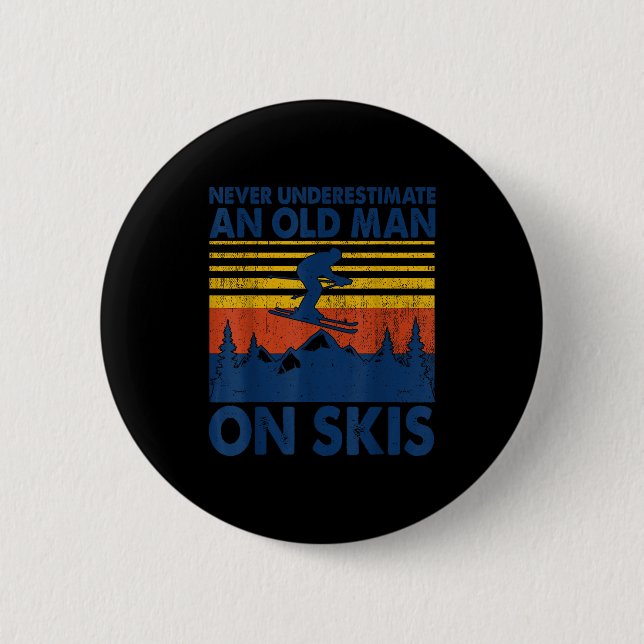 Never Underestimate An Old Man On Skis Funny Winte 6 Cm Round Badge (Front)