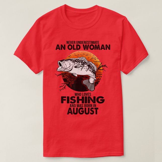 Never Underestimate Old Woman Loves Fishing Born i T-Shirt (Design Front)