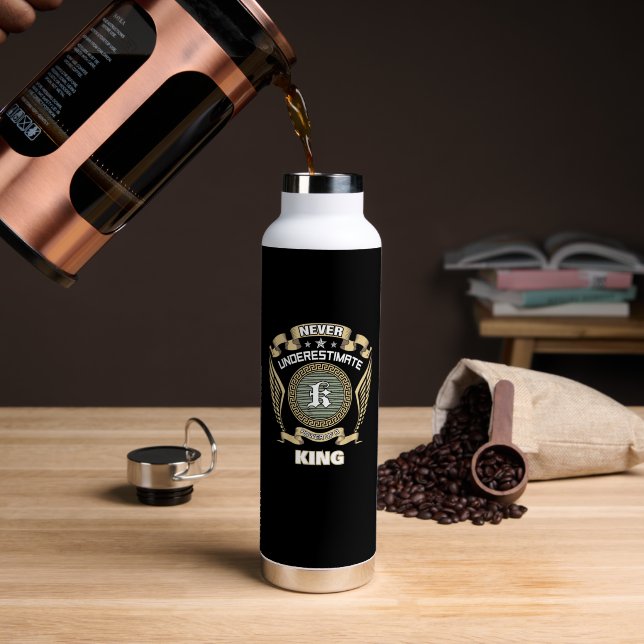 NEVER UNDERESTIMATE POWER OF A KING WATER BOTTLE (Coffee (Rotated))