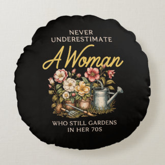 Never Underestimate Woman Gardening Vintage 70s Round Cushion