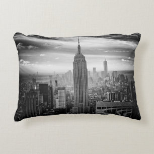 New York City skyline black and white Decorative Cushion