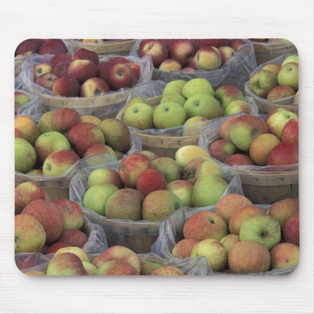 New York State Macintosh apples in baskets Mouse Mat (Front)