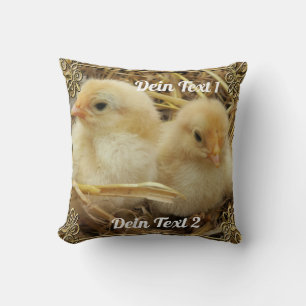 niedliche hühnchen im stroh throw pillow